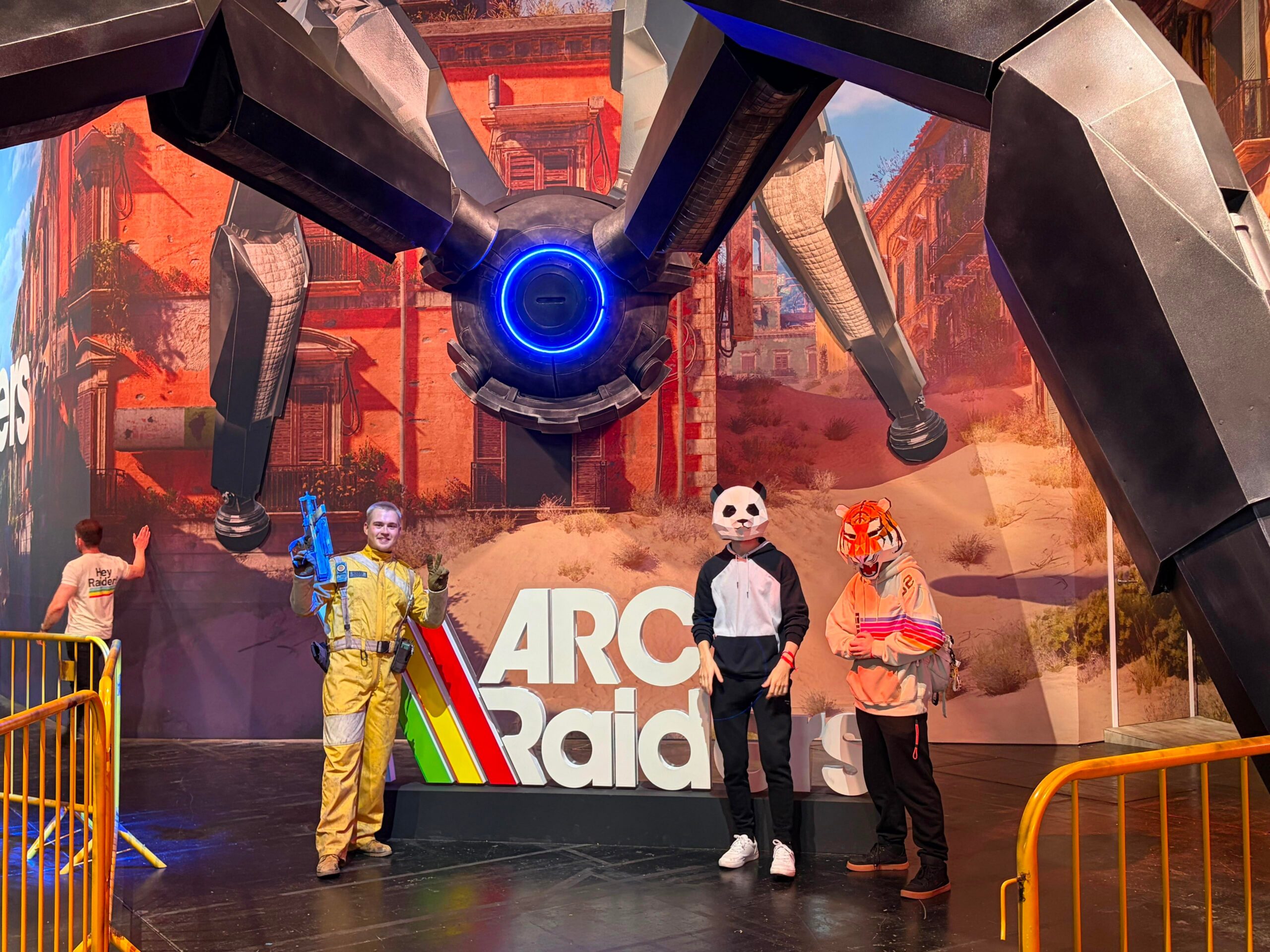 【ARC Raiders】THE FINALSコスプレ勢、gamescomの巨大リーパーと並んだ結果が最高すぎる